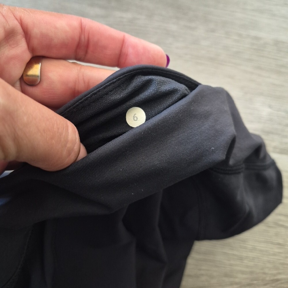 Lululemon Black Athletic Cropped Leggings Size 6 - Picture 3 of 3